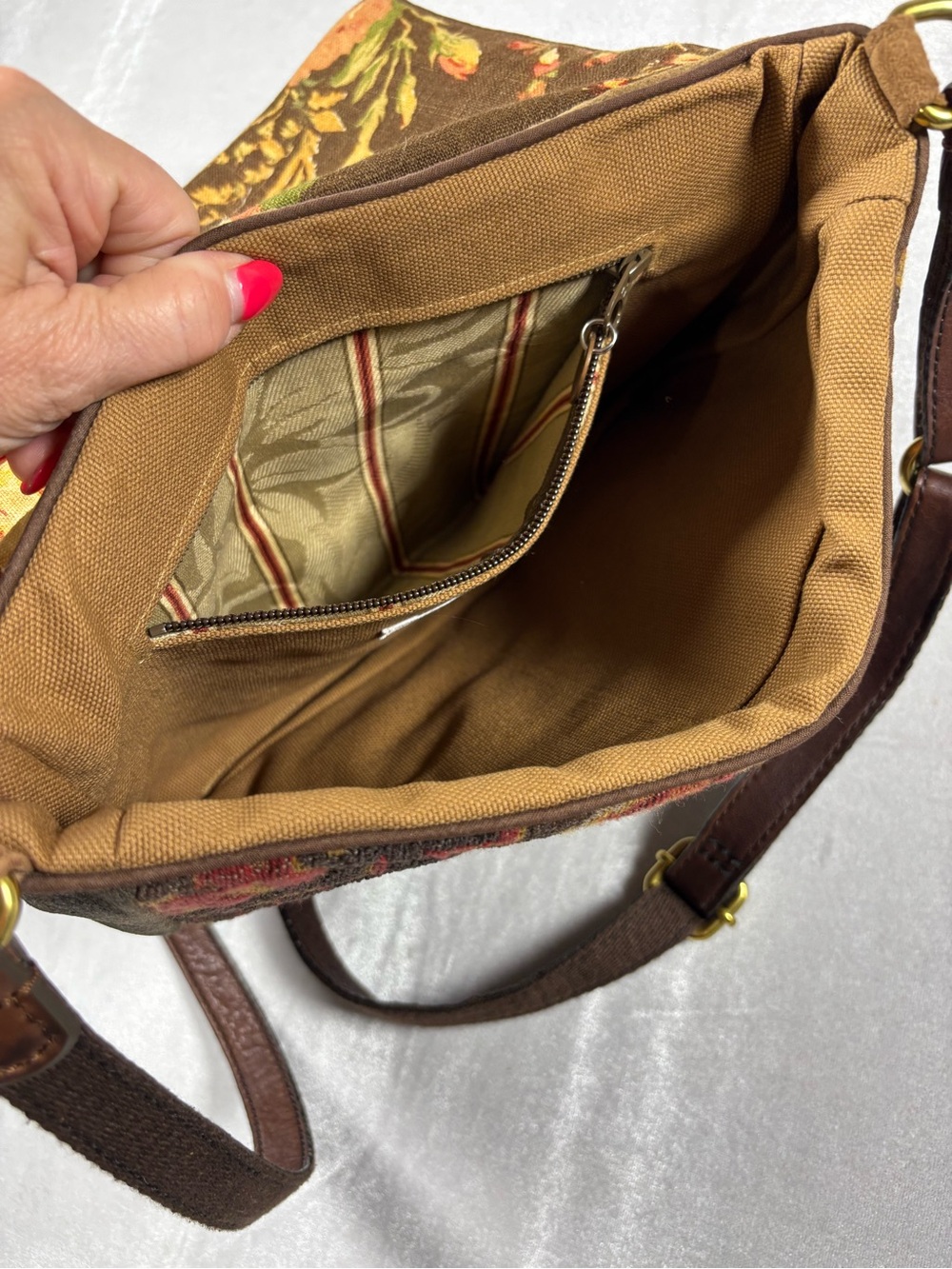 Maude Elizabeth Tapestry Crossbody Bag Boho Floral Foldover Messenger Purse - Picture 8 of 11
